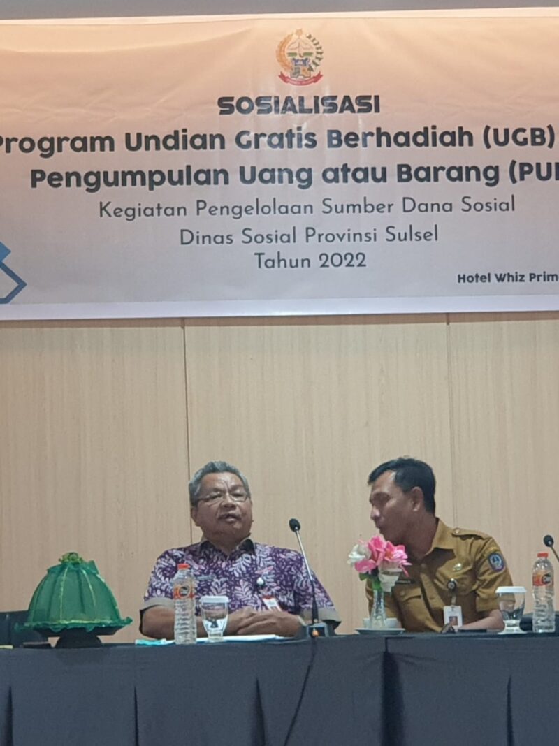 Kadis Sosial Sulsel, H.Andi Irawan Bintang (kiri) ketika membuka sosialisasi Pengumpulan Uang  dan Barang serta Undian Gratis Berhadiah.