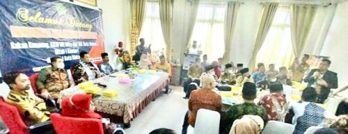 Kepala Madrasah Tsanawiyah Negeri (MTsN) 1 Kota Makassar, Zulfikah Nur, S.Pd.I, M.Pd.I, Menerima Kunjungan dari Madrasah Ibtidaiyah (MI), Madrasah Tsanawiyah (MTs) dan Madrasah Aliyah (MA) Malang, Jawa Timur, Jum'at 9 Desember 2022.