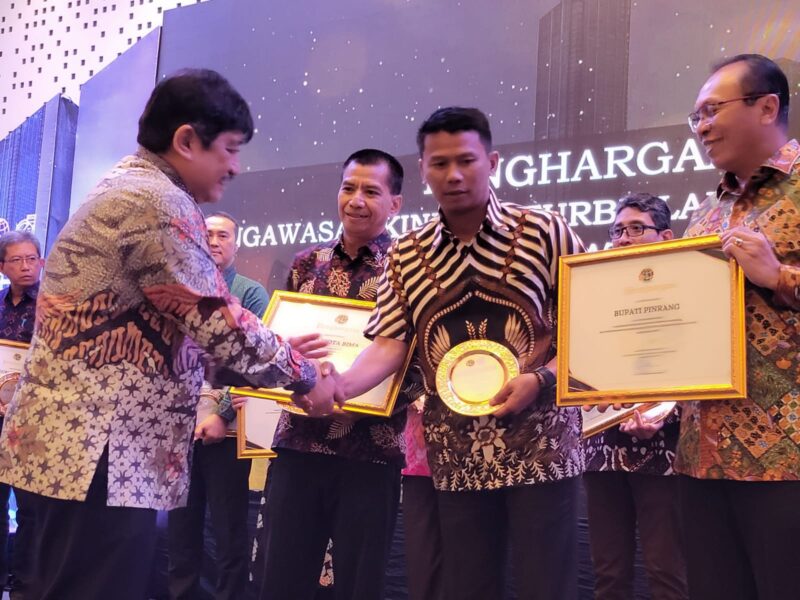 Kadis Bina Marga, cipta karya dan tata ruang Awaluddin Maramat mewakili Bupati Pinrang Menerima Penghargaan dari Kementerian ATR Badan Pertanahan Negara (BPN)