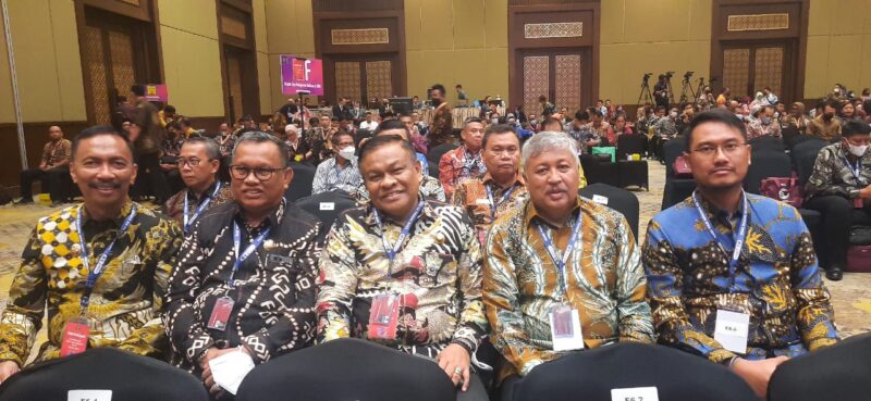 Bupati Pinrang Andi Irwan Hamid (dua dari kiri) bersama penerima penghargaan peduli HAM