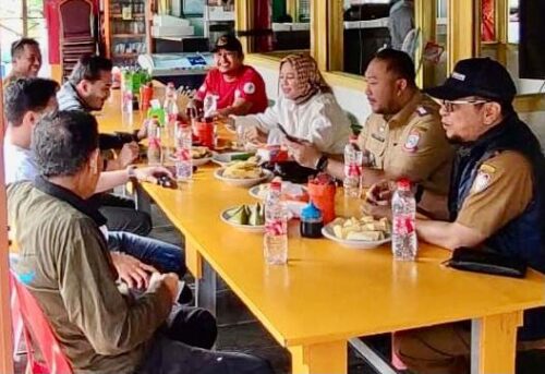 Wakil Wali Kota Makassar, Fatmawati Rusdi, Ngopi Bareng Bersama Camat Panakukang, Andi Pangerang, di Lorong Wisata Sydney, Kelurahan Tello Baru, Selasa 13 Desember 2022.