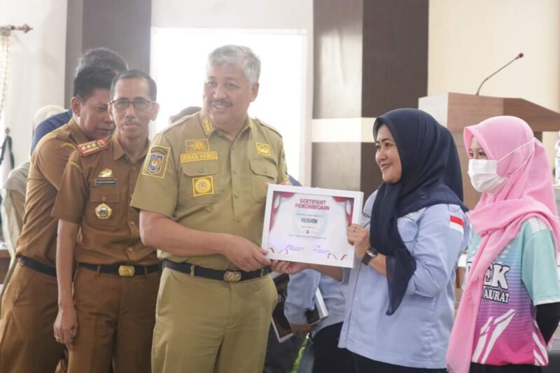 Bupati Pinrang didampingi kadis Pendidikan dan Kebudayaan Pinrang serahkan piagam penghargaan kepada operator Dapodik