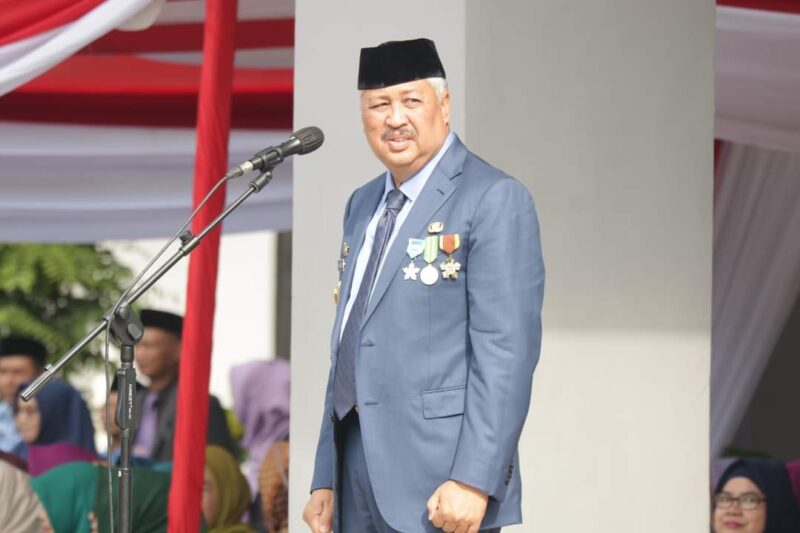 Bupati Pinrang didampingi Kapolres Pinrang memeriksa pasukan dalam rangka apel gelar pasukan operasi Lilin 2022 di Mapolres Pinrang