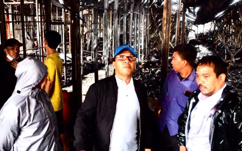 Wali Kota Makassar, Ir. Moh. Ramdhan Pomanto, Mengunjungi Lokasi Kebakaran di Pasar Sentral, Rabu 28 Desember 2022.