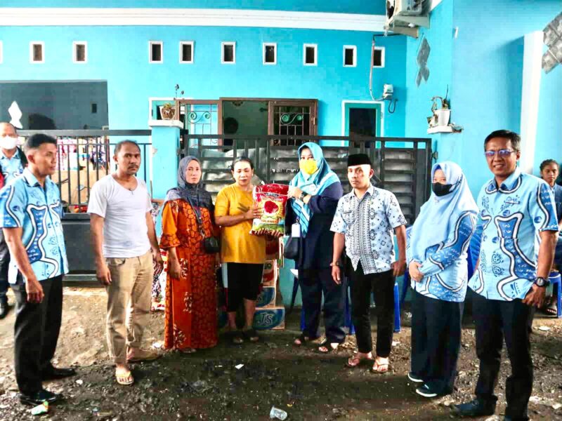 Perumda Air Minum Kota Makassar, Berikan Bantuan Kepada Korban Kebakaran, di Biring Romang, Kecamatan Manggala, Kamis 8 Desember 2022.