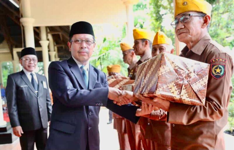 Sekretaris Daerah (Sekda) Kota Makassar, Muh. Ansar, Memberikan Bantuan dan Bingkisan Kepada Legiun Veteran Peristiwa Korban 40.000 Jiwa, di Jalan Langgau, Kecamatan Tallo, Minggu 11 Desember 2022.