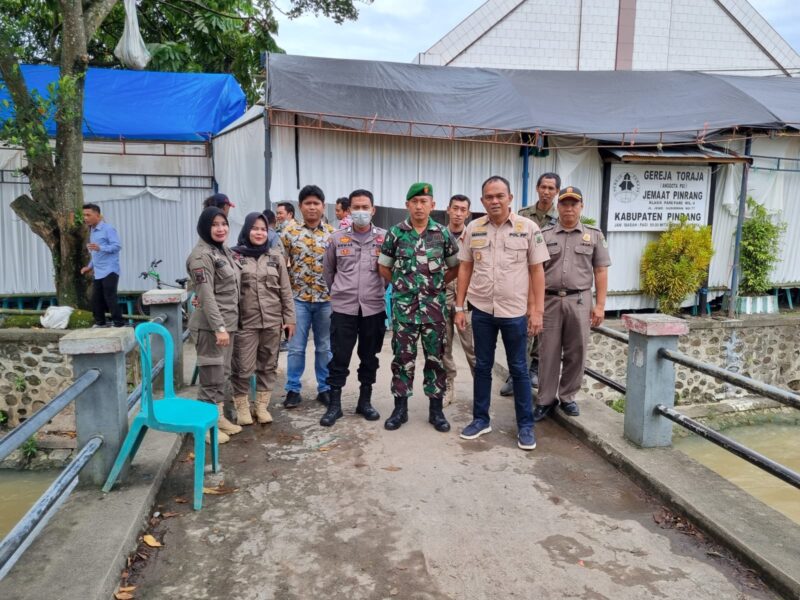 Kadis Satpol PP Pinrang Muhadir Mudding memantau Tempat ibadah didampingi unsur TNI/Polri