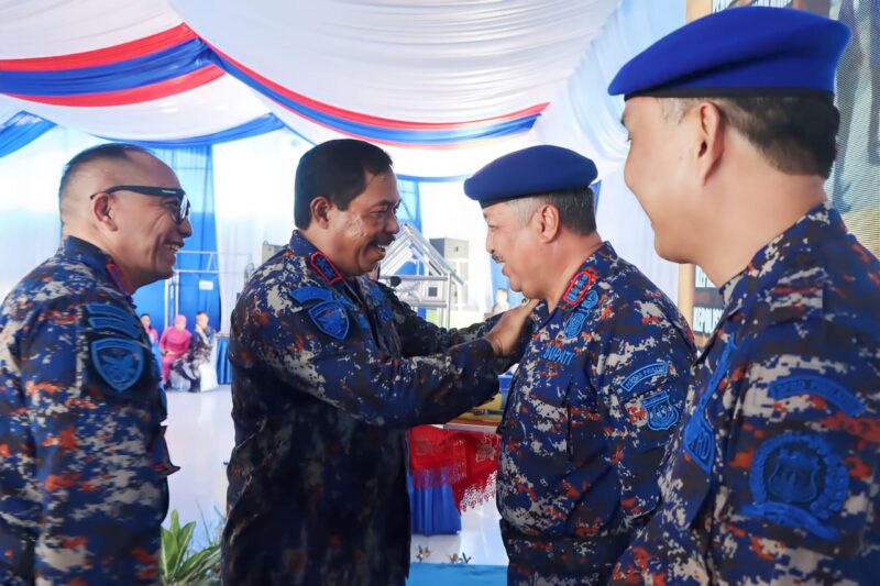 Kapolda Sulsel menyerahkan Brevet kehormatan Bhayangkari Bahari kepada Bupati Pinrang dan Ketua DPRD Pinrang