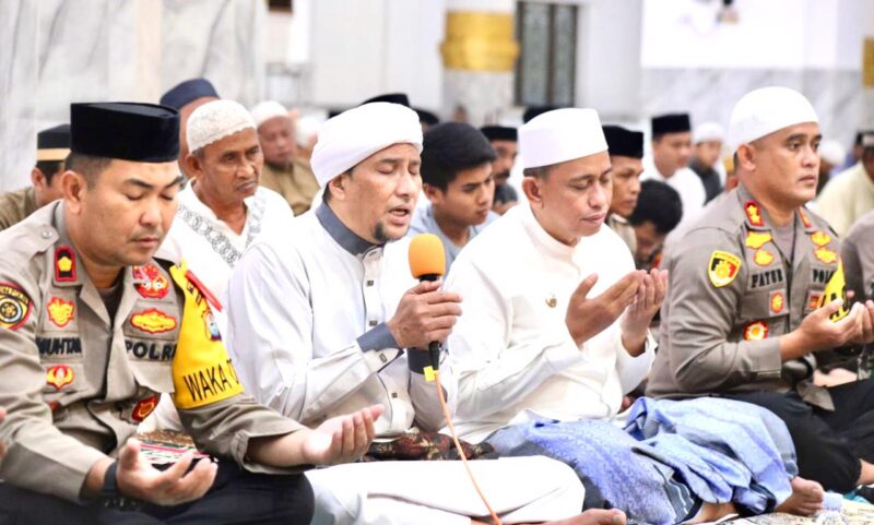 Bupati Wajo H Amran Mahmud (dua dari kanan), Kapolres Wajo H Fatchur Rahman ( kanan) Merasapi lantunan doa dan dzikir dipimpin oleh Habib Mahmud Bin Umar ( dua dari kiri) bersama Wakapolres Wajo H Muhtar (kiri) di Masjid Ummul Quraa Sengkang Kabupaten Wajo