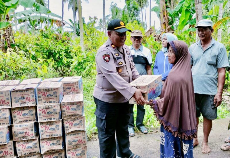 Kapolsek Sabbaparu Iptu H Siswanto SH, MH Menyambagi Masyarakat yang Terdampat Banjir untuk Menyerahkan Bantuan Air Kemasan Jepada Masyarakat