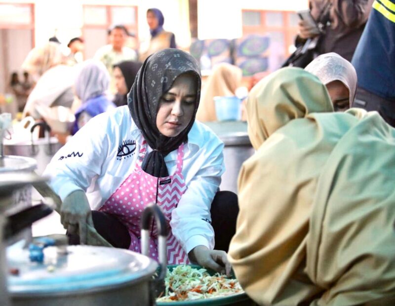 Wakil Wali Kota Makassar, Fatmawati Rusdi, Turun Langsung Memasak di Dapur Umum Untuk Para Pengungsi, di Kelurahan Katimbang, Kecamatan Biringkanaya, Selasa 27 Desember 2022