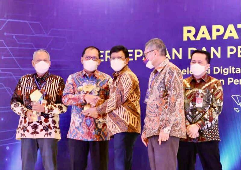Wali Kota Makassar, Ir. Moh. Ramdhan Pomanto, Menerima Penghargaan dari Menteri Koordinator Bidang Perekonomian, Airlangga Hartarto, Sebagai Tim Percepatan dan Perluasan Digitalisasi Daerah (TP2DD), di Hotel Le Meridien Jakarta, Selasa 6 Desember 2022.