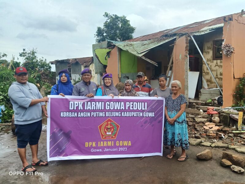 Pengurus dan anggota DPK IARMI Kabupaten Gowa ikut tergerak membantu korban bencana puting beliung di Kompleks Perumahan Berlian Indah