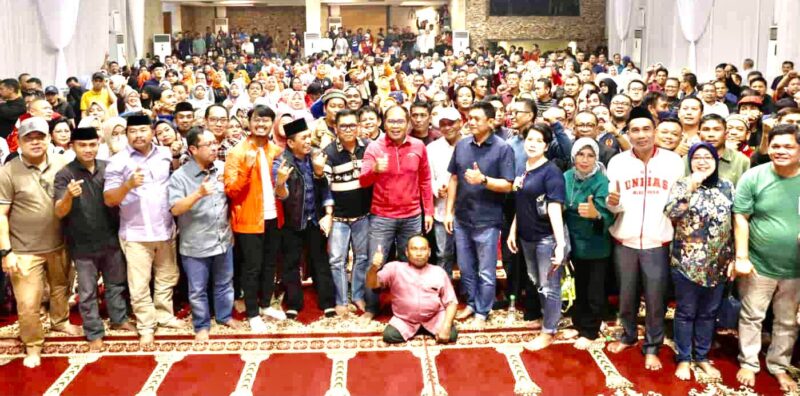 Sejumlah Komunitas dan Satuan Kerja Perangkat Daerah (SKPD), Menghadiri Ulang Tahun Wali Kota Makassar, Ir. Moh. Ramdhan Pomanto, di Kediaman Pribadinya, Jalan Amirullah, Senin 30 Januari 2023