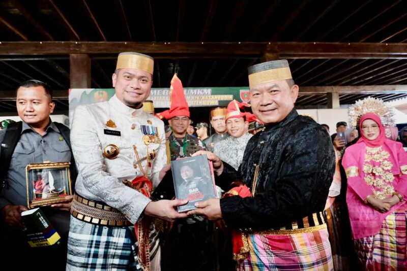Bupati Gowa, Adnan Purichta Ichsan, Bersama dengan KASAD Jenderal TNI, Dudung Abdurachman, di Museum Istana Balla Lompoa, Kamis 12 Januari 2023