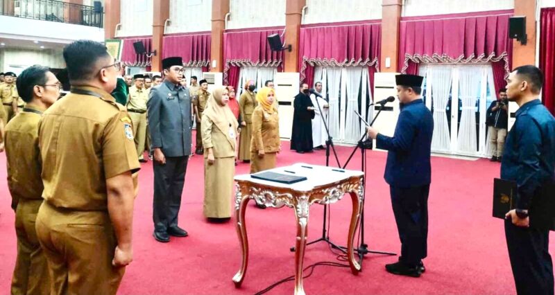 Gubernur Sulawesi Selatan, Andi Sudirman Sulaiman, Melantik Pejabat Eselon III (Administrator) dan Kepala Sekolah Lingkup Sulsel, di Baruga Karaeng Patingalloang, Rumah Jabatan Gubernur, Senin 30 Januari 2023