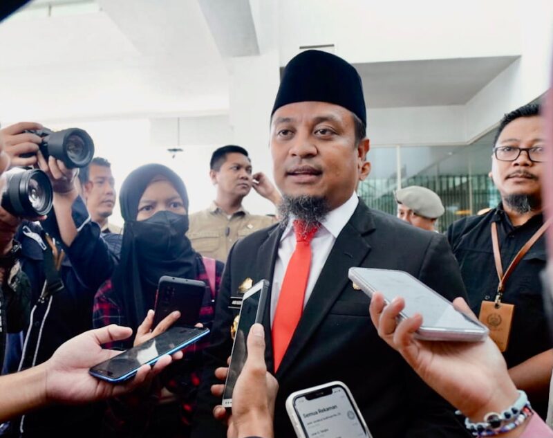 Gubernur Selawesi Selatan Andi Sudirman Sulaiman Memberikan arahan kepada Kepada Kepala BPBD Sulsel bahwa cuaca ekstrin sehingga terjadi hingga 9 Januari diharap untuk mengantisipasi