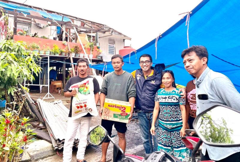 Anggota DPRD kota Makassar Mario David (tengah) mengunjungi warga terdampak bencana di Pampang.