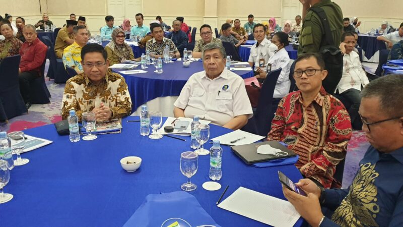 Sekjen BKPRS, Prof. Aminuddin Ilmar (tengah) duduk diantara para tamu undangan yang juga narasumber dalam seminar.