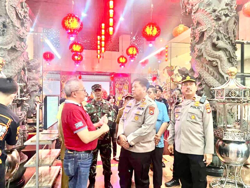 Wakapolda Sulsel, Brigjen Pol. CH. Patoppoi, Meninjau Klenteng Xiang Ma, di Jalan Sulawesi, Sabtu 21 Januari 2023.