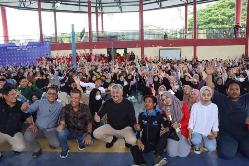Bupati Pinrang Irwan Hamid di dampingi Ketua IKA Unhas Sudirman, berpose bersama mahasiswa Unhas