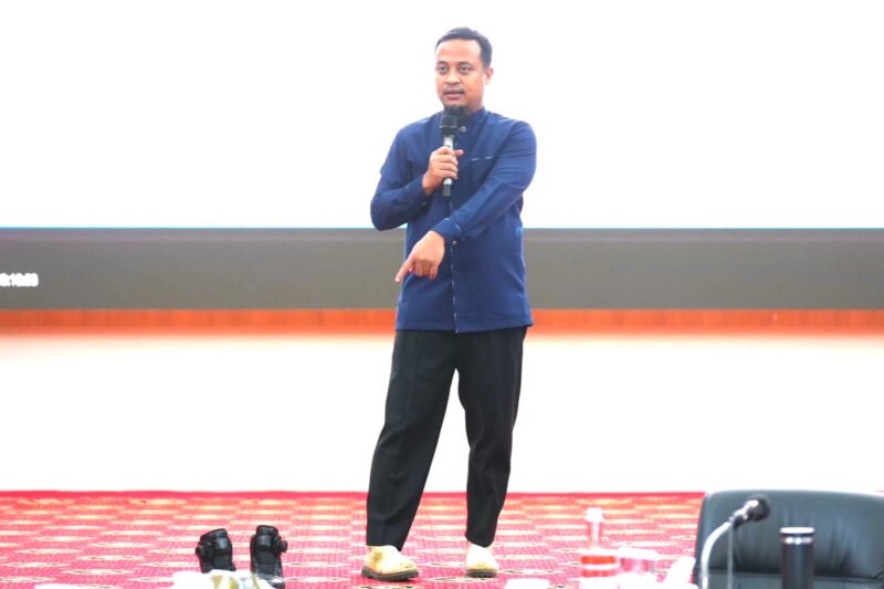 Gubernur Sulsel Andi Sudirman Sulaiman memakai sepatu  produk lokal dari Kabupaten Maros