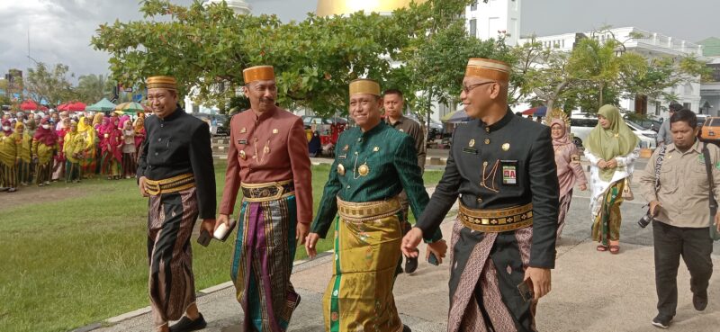 Bupati Wajo H. Amran Mahmud bersama Wakil Bupati Wajo H. Amran Mahmud dan Kepala Kemenag Wajo saat menghadiri Hari Amal Bhakti (HAB) ke 77 tahun 2022 di Lapangan Merdeka Sengkang Selasa (03/01/2023)