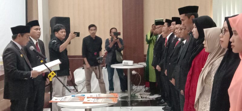 Ketua KPU Wajo Haedar melantik dan mengambil sumpah anggota PPK SE Kabupaten Wajo di Aula Sallo Hotel Lantai I, Rabu (04/1/2023)