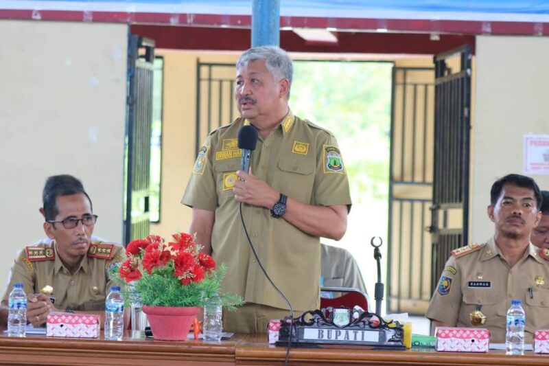 Bupati Pinrang Irwan Hamid didampingi Kadis Pendidikan dan Kebudayaan A. Matjtja dan Kepala BKPSDM Rahman Usman di depan para kepsek