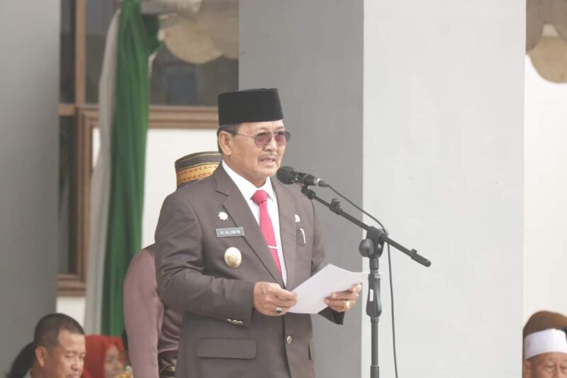 Wabup Pinrang Alimin didaulat menjadi pembina upacara peringatan hari Amal Bhakti Kementerian Agama ke 77