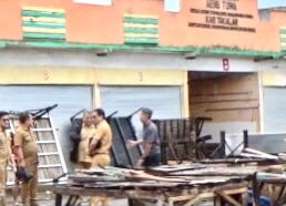 Lapak pedagang pasar tradisional Aeng Towa, di Desa Aeng Towa, Kecamatan Galesong Utara, Kabupaten Takalar, Sulawesi Selatan porak-poranda, Selasa 3 Januari 2023