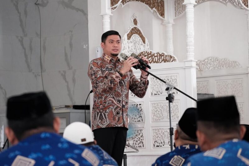 Bupati Gowa, Dr. Adnan Purichta Ichsan, SH, MH, Memberikan Pencerahan Qalbu Jum'at Ibadah, di Masjid Syekh Yusuf, Jum'at 6 Januari 2023.