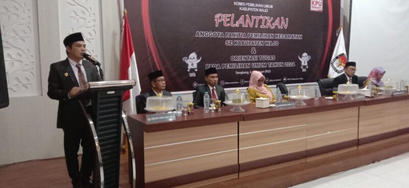 Ketua KPU Wajo Haedar memberikan sambutan usai melantik angota PPK se Kabupaten Wajo di Aula Sallo Hotel, Rabu (4/1/2023)