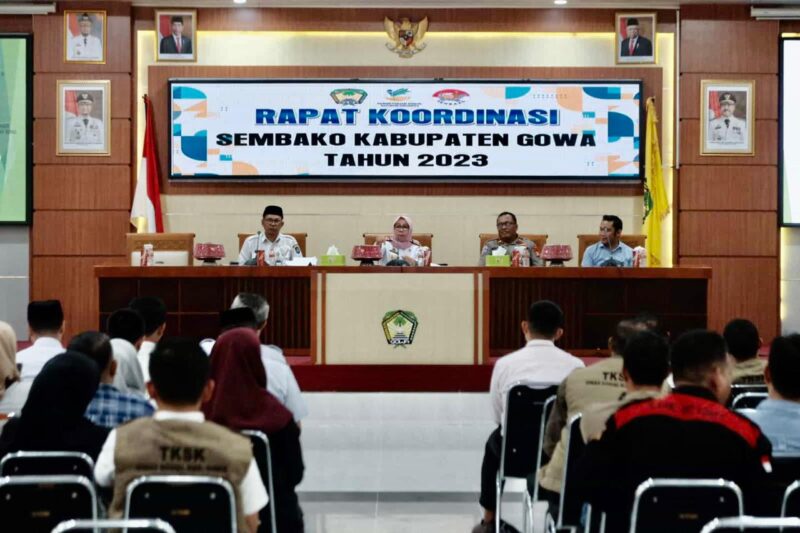 Sekretaris Daerah Kabupaten Gowa, Kamsina, Menghadiri Rapat Koordinasi Bantuan Sembako, di Baruga Karaeng Galesong, Kantor Bupati Gowa, Rabu 22 Februari 2023