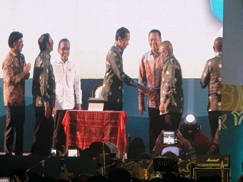 Presiden Jokowi menyalami Ketua Umum PWI Atal S.Depari usai pemberian penghargaan kepada Gubernur Sumut dan Gubernur Sultra pada acara puncak Hari Pers Nasional 2023 di Medan Provinsi Sumatera Utara
