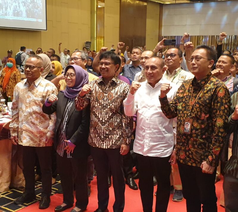 Foto bersama Gubernur Sumut Edy Rahmayadi yang  didampingi Ketua Dewan Pers Ninik Rahayu dan Ketua Umum PWI, Atal S.Depari