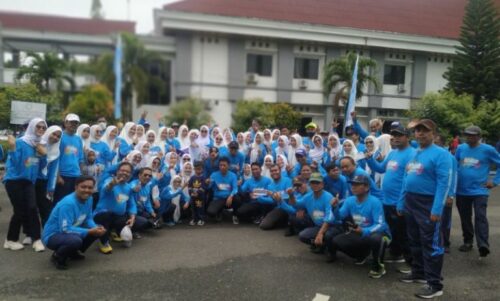 Peserta Defile Dinas Dikbud Pinrang di pimpin Sekretaris Dinas Dikbud Muzakkir,S.Pd, M.Pd