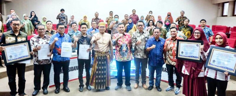 Wali Kota Makassar, Ir. Moh. Ramdhan Pomanto, Menerima Penghargaan dari Ombudsman RI, di Ruang Sipakalebbi, Kamis 16 Februari 2023