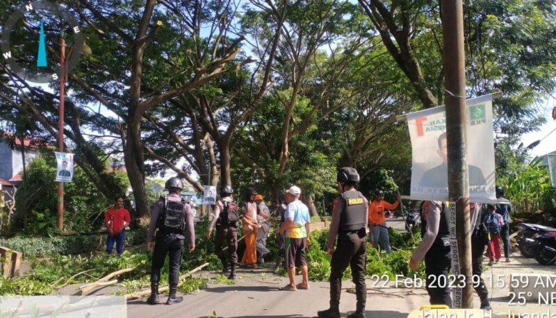Sat Samapta bersama masyarakat jln Jampu bersihkan ranting pohon yang menutupi Badan jalan