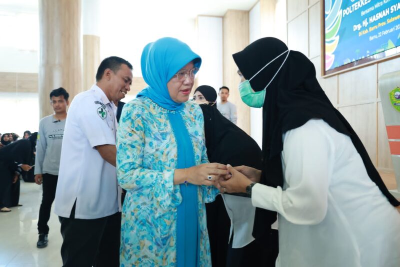 Anggota Komisi IX DPR RI Fraksi NasDem drg. Hj. Hasnah SyaM selaku Ketua TP. PKK Barru menyerahkan bantuan kendaraan operasional roda dua bagi 11 Nakes yang bertugas di sejumlah Puskesmas yang merupakan pengelola program UPT Kesehatan