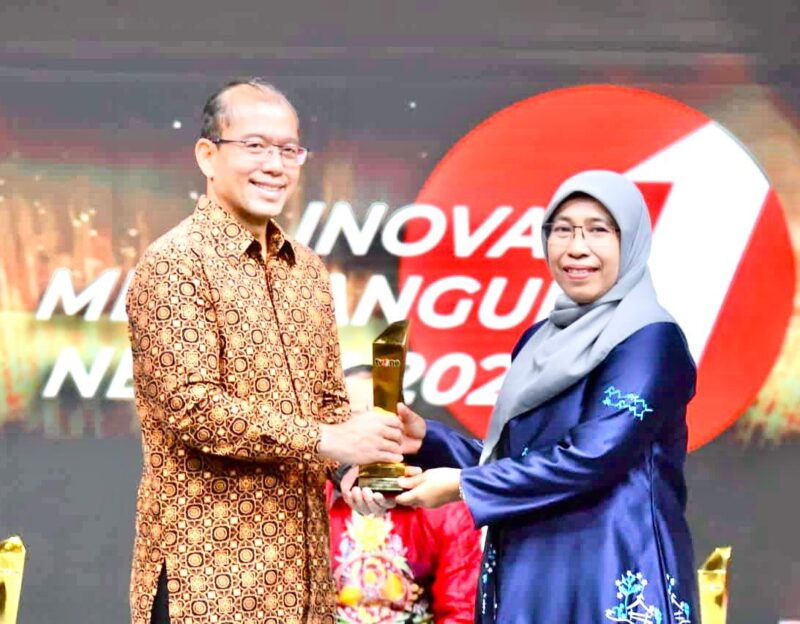 Wali Kota Makassar, Ir. Moh. Ramdhan Pomanto, Menerima Penghargaan Inovasi Membangun Negeri TV One, yang Diwakili Kadis Kominfo Makassar, Ismawaty Nur, di Studio TV One, Epicentrum, Jakarta, Sabtu 25 Februari 2023