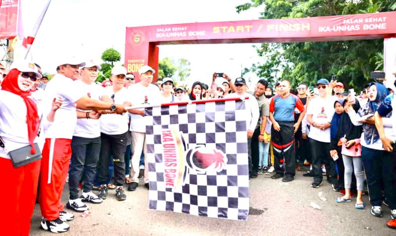 Wali Kota Makassar, Ir. Moh. Ramdhan Pomanto, Melepas Peserta Jalan Santai IKA Unhas Bone, di Lapangan Merdeka, Kabupaten Bone, Minggu 26 Februari 2023