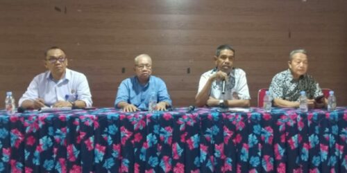 Ketua PGRI Pinrang didampingi pengurus lainnya menbuka pertemuan dalam rangka Porseni tingkat provinsi