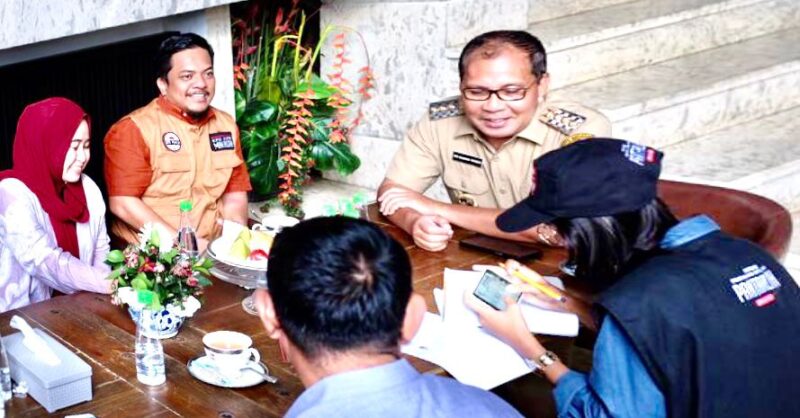 Wali Kota Makassar, Ir. Moh. Ramdhan Pomanto, Menerima Petugas Pemutakhiran Data Pemilih KPU Kota Makassar, di Kediaman Pribadinya, Jalan Amirullah, Selasa 28 Februari 2023