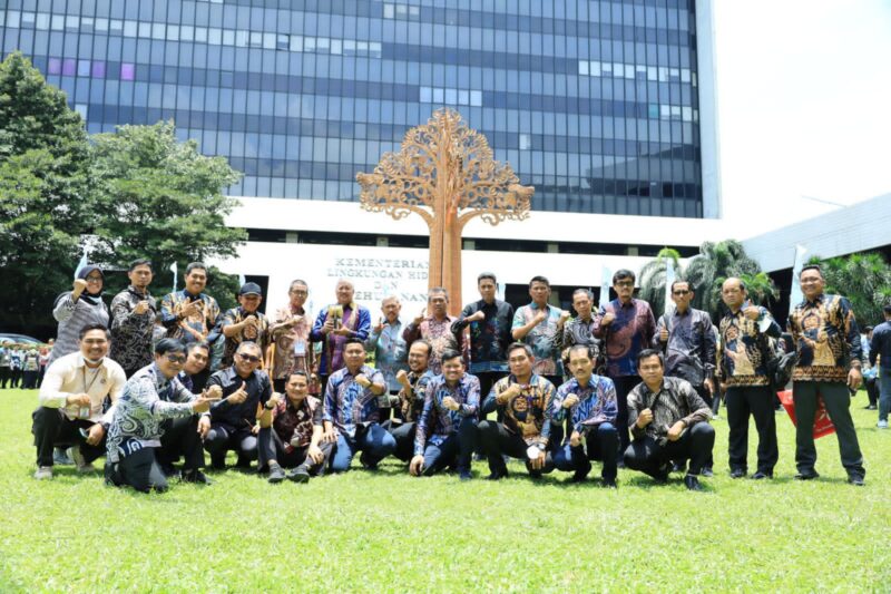 Bupati Pinrang didampingi sejumlah kepala Dinas usai menerima penghargaan dari Menteri Lingkungan Hidup Siti Nurbaya