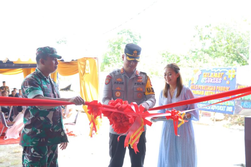 Kapolres Pinrang di dampingi Dandim 1404 meresmikan pabrik penggilingan padi