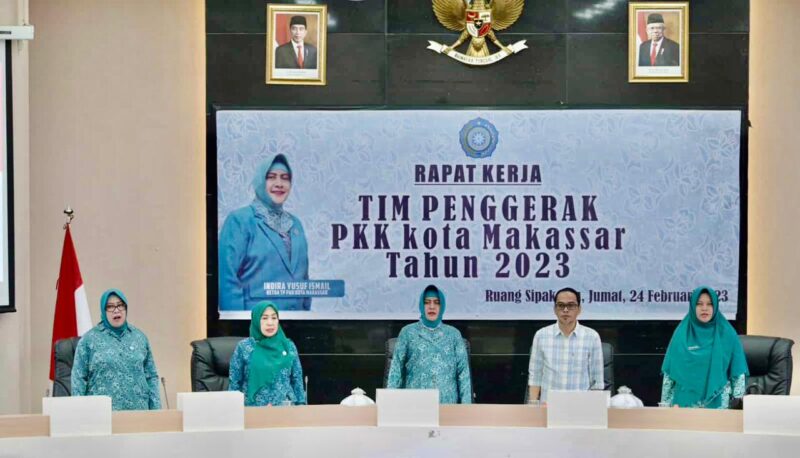 Ketua TP PKK Kota Makassar, Indira Yusuf Ismail, Mengukuhkan Jajaran Pengurus Antar Waktu TP PKK Kota Makassar, di Ruang Sipakatau, Kantor Balaikota, Jum'at 24 Februari 2023
