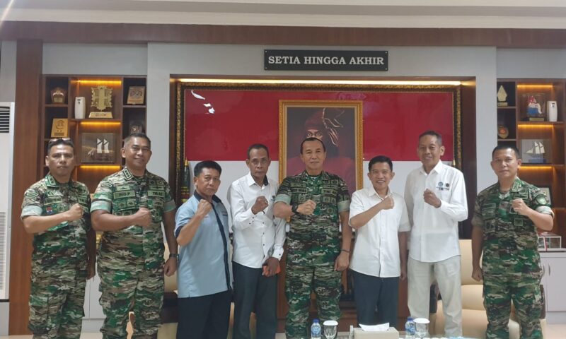 Foto bersama Pangdam XIV Hasanuddin  Mayor Jenderal TNI Dr. H. Totok Imam Santoso, S.I.P., S.Sos., M.Tr. (Han) bersama Panitia HPN 2023 Medan, bertempat di ruangan Kehormatan Makodam XIV Hasanuddin