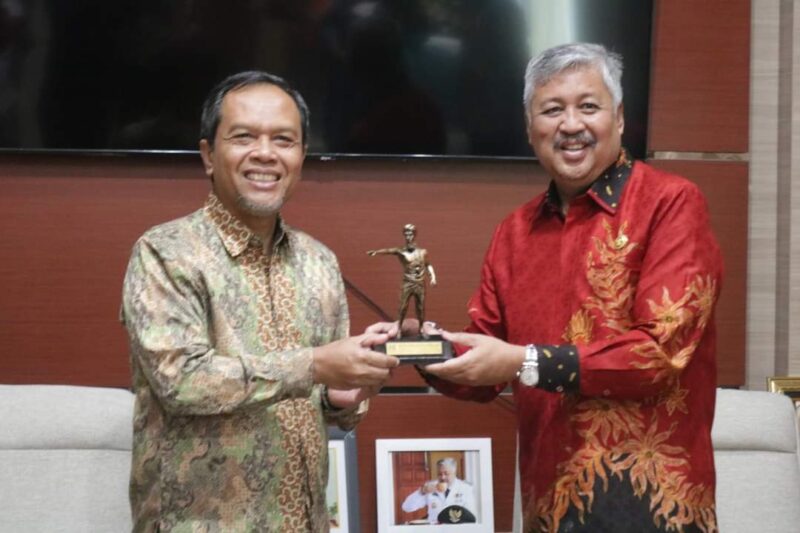 Bupati Pinrang Irwan Hamid Menyerahkan cinderamata kepada Direktur PT. Semen Tonasa