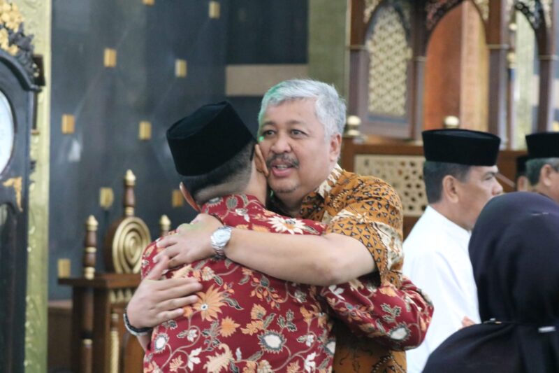 Wabup Pinrang merangkul Bupati Pinrang sekaligus meminta Doa Restu untuk berumah